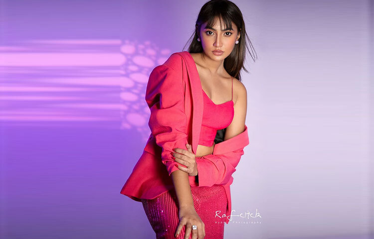 সুনেরাহ আবারও প্রমাণ করলেন-ফ্যাশন মানে কেবল ট্রেন্ড নয়, বরং নিজের ভেতরের আত্মবিশ্বাসকে সুন্দরভাবে প্রকাশ করার এক অনন্য উপায়।