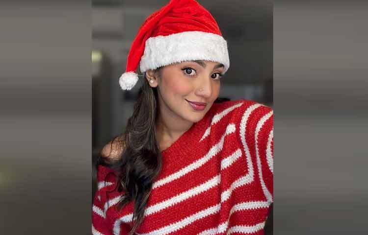 সান্টার টুপি আর লাল-সাদা স্ট্রাইপড সোয়েটার পরেই সুনেরাহ বিনতে কামাল দেখালেন সম্পূর্ণ উৎসবমুখর স্টাইল।