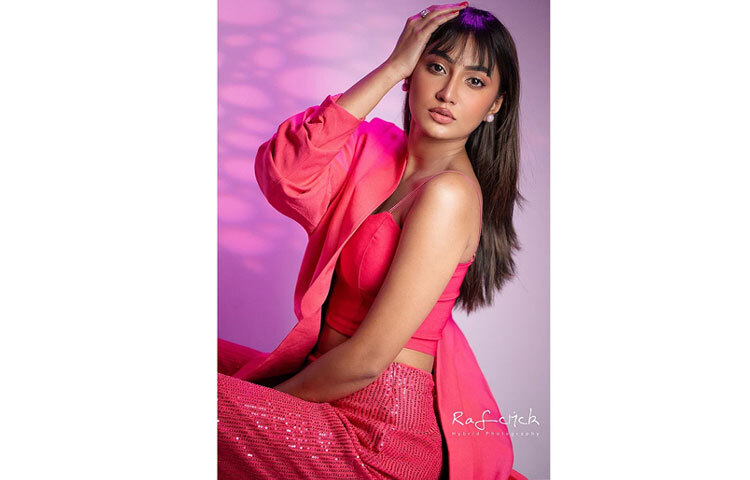 মেকআপে ছিল স্বাভাবিক সৌন্দর্যের মাধুর্য। ন্যুড টোনে সাজা মুখ, সফট ব্রাউন আইশ্যাডো আর হালকা মাশকারায় চোখের দৃষ্টি যেন আরও গভীর। ঠোঁটে ন্যুড লিপ কালার-সৌন্দর্যকে রেখেছে পরিমিত অথচ আকর্ষণীয়। আর সবশেষে ব্যাংস হেয়ারস্টাইল-যা এই পুরো লুকের কেন্দ্রবিন্দুতে এনে দিয়েছে এক তরুণ, প্রাণবন্ত ছোঁয়া।