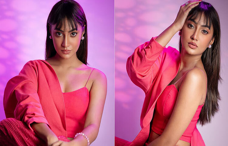 গ্ল্যামার আর গরিমার এই নতুন রূপে সুনেরাহ যেন এক উজ্জ্বল অনুপ্রেরণা। হট পিংক রঙের মোনোক্রোম পোশাকে তিনি একসঙ্গে আধুনিক, পরিশীলিত ও দৃপ্ত। ন্যুডল স্ট্র্যাপের আকর্ষণীয় ক্রপ টপের ওপর ওভারসাইজড ব্লেজারের লেয়ার-যেন পরিমিতির ভেতরে সাহসের গল্প। এর সঙ্গে মানিয়েছে সিকুইন সাজানো হাইওয়েস্ট বটম, যা পুরো লুকটিকে দিয়েছে এক ঝলমলে ভারসাম্য।