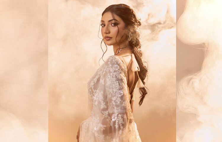 সব মিলিয়ে বলা যায়, সুনেরাহ এবার সত্যিই ধরা দিয়েছেন দেশি প্রিন্সেস লুকে, যেখানে ঐতিহ্য আর আধুনিকতার মিশ্রণে তিনি যেন নিজের জন্য গড়ে তুলেছেন এক অনন্য রাজকীয় আবেদন।