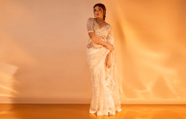 সূক্ষ্ম থ্রেড ও স্টোনের কাজ করা শাড়িটি যখন শরীরে নিখুঁতভাবে ড্রেপড, তখন ব্লাউজের সিলভার হ্যান্ডওয়ার্ক আর ন্যুড টোন একে দিয়েছে বাড়তি পরিশীলন।