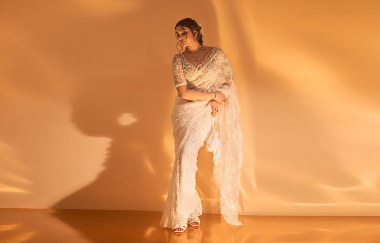 কানে-গলায় ও হাতে জ্বলজ্বল করেছে ড্যাজল বাই সোনিয়া-র দৃষ্টিনন্দন গয়না। চুলের স্টাইলও ছিল একেবারে প্রিন্সেস-ইনস্পায়ার্ড, যা তার উপস্থিতিকে করেছে আরও মোহনীয়।