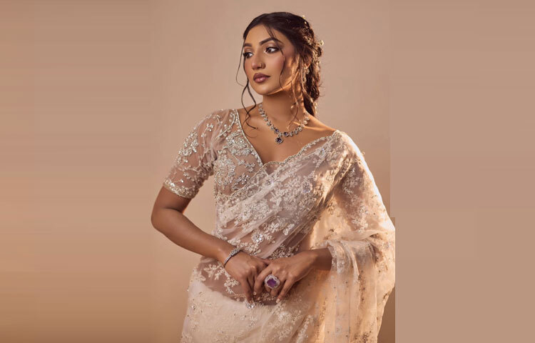 ডিপ ভি-নেক আর ব্যাকলেস কাটের সঙ্গে ঝুলন্ত ট্যাসেল নিঃসন্দেহে লুকটির হাইলাইট।