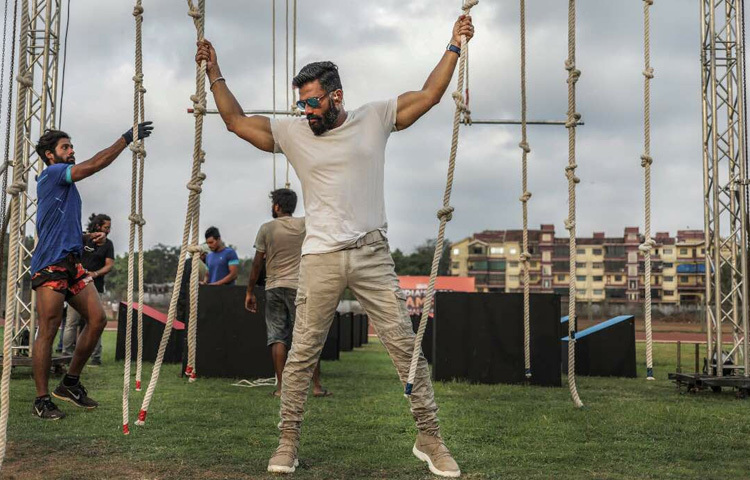 ৯০-এর দশকে অক্ষয় কুমার, অজয় দেবগন, সালমান খানদের সঙ্গে সমানতালে লড়াই করে সুনীল শেট্টি নিজের অবস্থান পোক্ত করেন। তার শক্তিশালী অ্যাকশন দৃশ্য, ফিটনেস এবং সংলাপ বলার অনন্য ভঙ্গি তাকে বলিউডের অন্যতম ‘মাচো ম্যান’ বানায়।