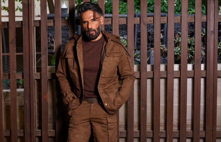 ১৯৬১ সালের এই দিনে ভারতের কর্ণাটকের মুলকি নামক একটি শহরে তার জন্ম। তিনি দক্ষিণ ভারতীয় তূলু ভাষাভাষী পরিবারে বেড়ে ওঠেন।