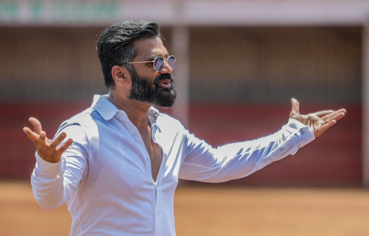 ১৯৯২ সালে বালওয়ান সিনেমার মাধ্যমে বলিউডে আত্মপ্রকাশ করেন সুনীল শেট্টি। ছবিটি বাণিজ্যিকভাবে মাঝারি সফল হলেও তার অ্যাকশন দক্ষতা দর্শকদের নজর কাড়ে। এরপর ওয়াক্ত হামারা হ্যায়, পেহলা নেশা এবং মোহরা তাকে ধীরে ধীরে জনপ্রিয়তার শীর্ষে নিয়ে যায়।