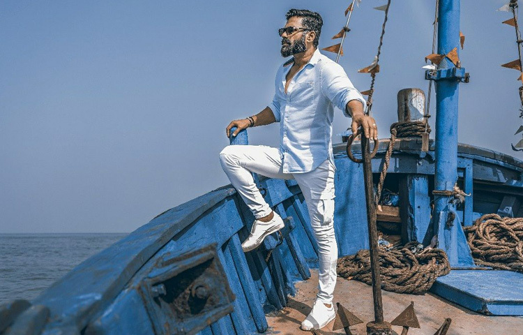 যদিও সুনীল শেট্টি মূলত অ্যাকশন ছবির জন্য পরিচিত, তিনি রোমান্টিক ও পারিবারিক গল্পেও সমান দক্ষতা দেখিয়েছেন।