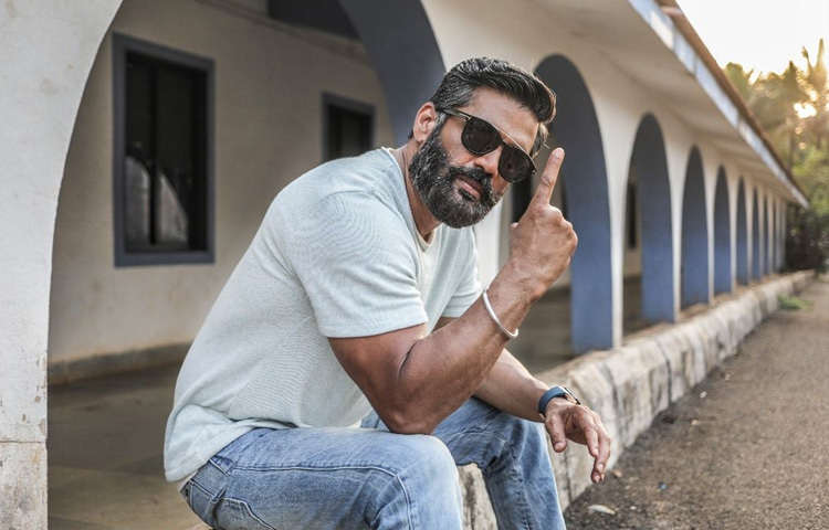 দিলওয়ালে, হেরা ফেরি, ধড়কন, বর্ডার-প্রতিটি ছবিতে তার আলাদা ধরনের উপস্থিতি দর্শককে মুগ্ধ করেছে। বিশেষ করে বর্ডার ছবিতে তার দেশপ্রেমিক সৈনিক চরিত্র আজও দর্শকের মনে গেঁথে আছে।