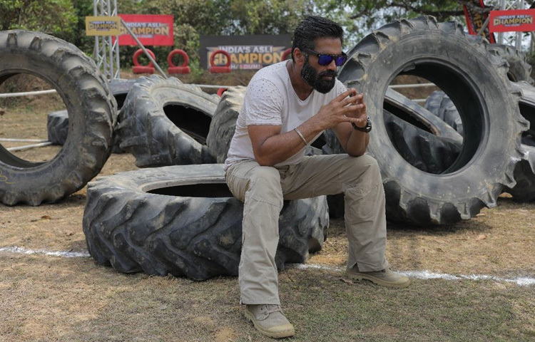 ৬০ বছর পেরিয়েও সুনীল শেট্টি আজও বলিউডের অন্যতম ফিট অভিনেতা।