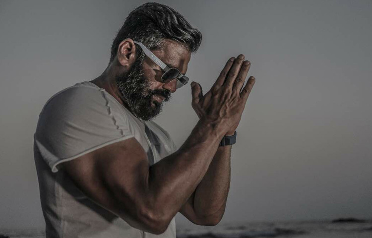 ছোটবেলা থেকেই খেলাধুলা, বিশেষত ক্রিকেট ও মার্শাল আর্টে তার গভীর আগ্রহ ছিল। তিনি ব্ল্যাক বেল্টধারী একজন কুংফু বিশেষজ্ঞ, যা পরে তার সিনেমা ক্যারিয়ারে বড় ভূমিকা রাখে।