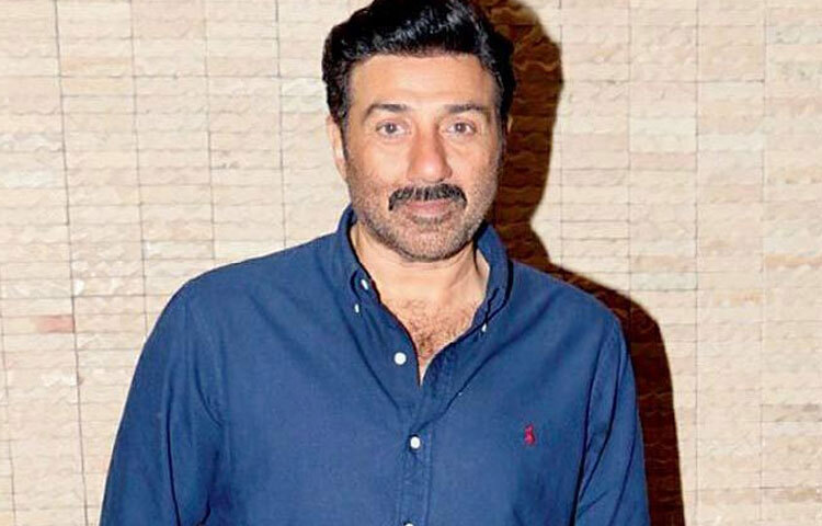 ছোটবেলা থেকেই সানি ছিলেন লাজুক, কিন্তু নিজের জগতে নিবিষ্ট। বাবার জনপ্রিয়তা তাকে কখনও দম্ভী করেনি, বরং অনুপ্রেরণা জুগিয়েছে নিজের পরিচয়ে পরিচিত হতে। অভিনয়ের প্রাথমিক শিক্ষা তিনি পান ইংল্যান্ডের ওল্ড রিপার্টরি থিয়েটারে। সেখান থেকেই অভিনয়ের কৌশল রপ্ত করে ফিরে আসেন ভারতীয় চলচ্চিত্র জগতে।