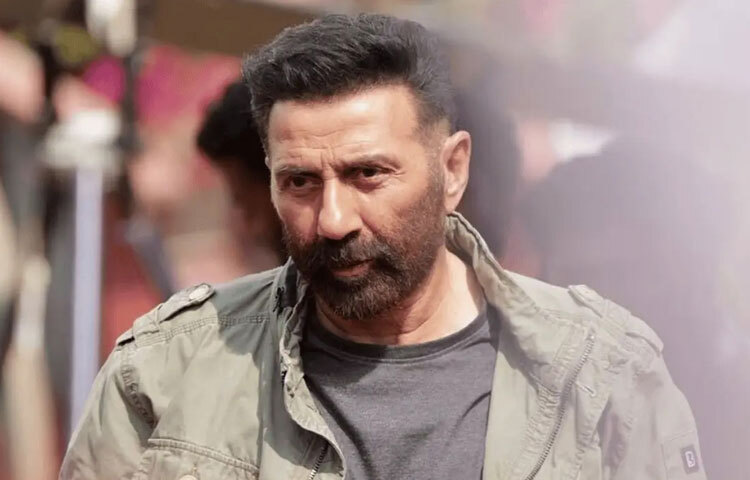 ১৯৫৬ সালের এই দিনে পাঞ্জাবের লুধিয়ানার নিকটবর্তী শাহনেওয়াল গ্রামে জন্ম সানি দেওলের। তার প্রকৃত নাম অজয় সিং দেওল। পিতা ধর্মেন্দ্র ছিলেন তখনকার বলিউডের জনপ্রিয় নায়ক, আর মা প্রকাশ কউর ছিলেন এক সাধারণ গৃহিণী। এমন একটি পরিবারে জন্ম নেওয়া মানে একদিকে সুবিধা, অন্যদিকে বিশাল প্রত্যাশার বোঝা।