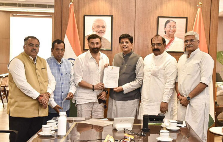 তার ব্যক্তিত্বের সবচেয়ে বড় দিক হলো বিনয়। আলোচনায় আসতে তিনি ভালোবাসেন না, কাজের মাধ্যমেই নিজের কথা বলাতে পছন্দ করেন। যুগ বদলে গেছে। বলিউডে এসেছে নতুন মুখ, নতুন ধারা। তবু সানি দেওল এখনো দর্শকের কাছে সেই পুরোনো সাহসী হিরো। ২০২৩ সালে মুক্তি পাওয়া ‘গদর ২’ ছবিও প্রমাণ করেছে, সানি এখনো বক্স অফিসে ঝড় তুলতে জানেন।