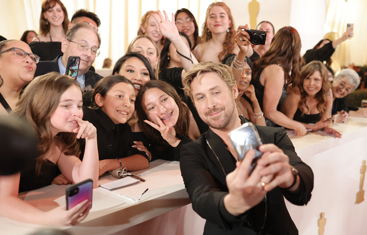 ভক্তদের সঙ্গে সেলফি তোলায় ব্যস্ত সুপারস্টার রায়ান গসলিং। ছবি: এএফপি