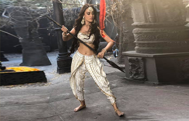 টিভি জগতের অন্যতম জনপ্রিয় ফ্যান্টাসি সিরিজ ‘নাগিন’ এর তৃতীয় সিজনে সুরভি জ্যোতি ‘বেলা’ চরিত্রে অভিনয় করেন। এই ধারাবাহিকে তার রহস্যময়তা, রোমান্স আর অ্যাকশনের মিশ্রণে এক নতুন রূপে দেখা যায় তাকে।