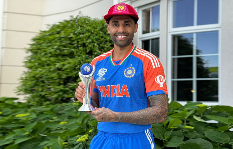 আজ ৩৪ বছরে পা দিলেন সূর্যকুমার যাদব। বিশেষ এই দিনে ভক্তরা চাইছেন সামনে যেন আরও অনেক ম্যাচে ভারতের জয়গাথা রচনায় গুরুত্বপূর্ণ ভূমিকা রাখেন তিনি। বিশেষ করে টি-টোয়েন্টি ফরম্যাটে বিশ্বকাপ জেতার স্বপ্নে তার ব্যাটই ভারতের অন্যতম বড় ভরসা।