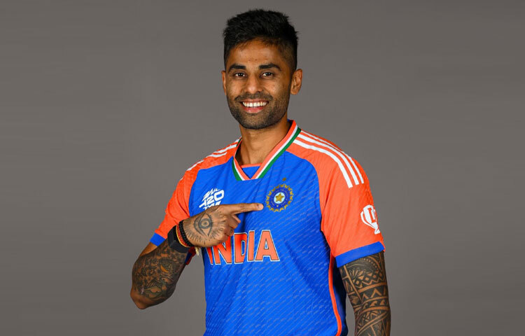 স্থানীয় মাঠ থেকে শুরু করে বয়সভিত্তিক ক্রিকেট, তারপর মুম্বাইয়ের ঘরোয়া টুর্নামেন্ট-সবখানেই নিজেকে আলাদা করে চিনিয়ে দেন তিনি।