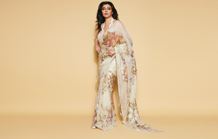 ব্যাকলেস ব্লাউজ আর স্টাইলিশ ফুলেল শাড়িতে তার অনবদ্য রূপ, সৌন্দর্য আর আত্মবিশ্বাস যেন আবারও মনে করিয়ে দিল-সময় যতই যাক, সুস্মিতা সেনের গ্ল্যামার ফিকে হয় না।