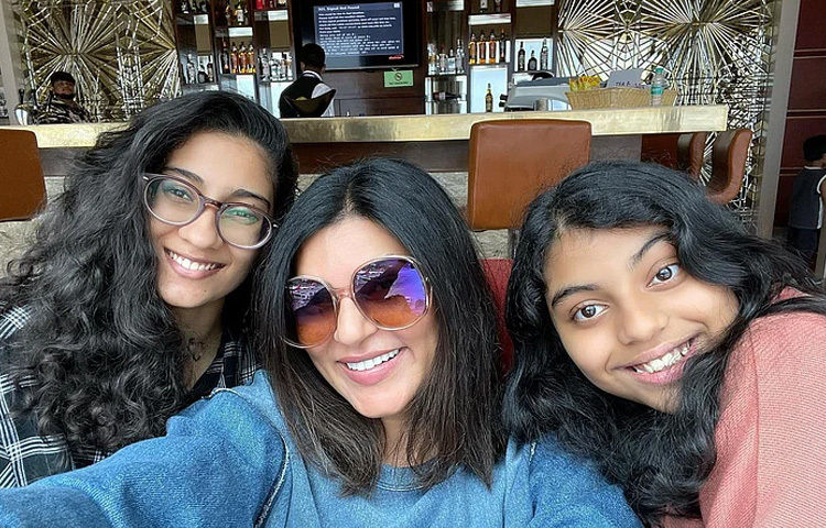 দত্তক নেওয়া দুই কন্যার জন্য নিখুঁত ও নির্ভরশীল এক মা হয়ে উঠেছেন বলিউড ডিভা সুস্মিতা সেন।