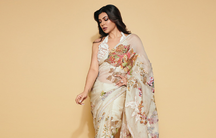 ডিজাইনার ভারুণ বাহলের কালেকশন থেকে সুন্দর এই শাড়িটি বেছে নিয়েছেন অভিনেত্রী, আর সেটিকে অসাধারণভাবে ড্রেপ করেছেন শ্রদ্ধা মিশ্র, যিনি এই প্রথমবারের মতো সুস্মিতার শাড়ি পরানোর অভিজ্ঞতা অর্জন করলেন।