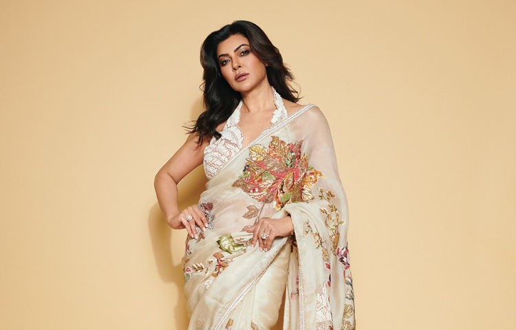 চুল ও মেকআপ করেছেন শ্রদ্ধা মিশ্র, ছবি তুলেছেন ধ্রুব দীক্ষিত আর স্টাইলিংয়ে ছিলেন পুরো টিম-সব মিলে যেন সুস্মিতার এই লুক হয়ে উঠেছে নিখুঁত।