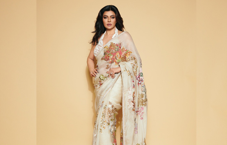 ব্যাকলেস ব্লাউজের সাহসী ছাঁট আর কোমল ফুলেল শাড়ির নকশা একসাথে এক অনবদ্য কনট্রাস্ট তৈরি করেছে। ফ্যাশনপ্রেমীদের জন্য এটি নিঃসন্দেহে অনুপ্রেরণাদায়ক এক স্টাইল স্টেটমেন্ট।