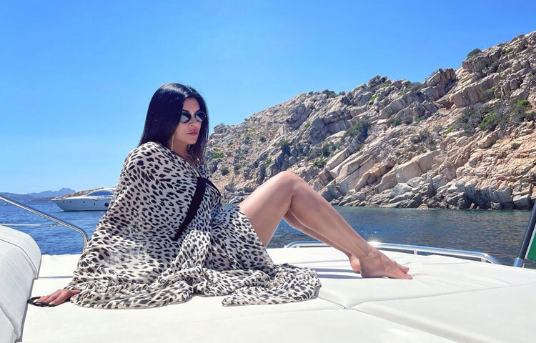 ব্যক্তিজীবনেও তিনি ব্যতিক্রমী, বিয়ে না করেই দত্তক নিয়েছেন দুই কন্যা, মায়া ও আলিশাকে।