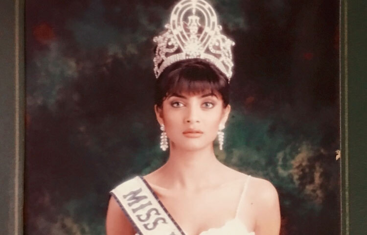 ১৯৯৪ সাল, মাত্র ১৮ বছর বয়সে যখন সুস্মিতা মিস ইউনিভার্স-এর মুকুট জেতেন, তখনো ভারতীয় সমাজে নারীর স্বাধীনতা নিয়ে নানা বাঁধা-ধরার ধারণা প্রচলিত ছিল। তিনি ছিলেন প্রথম ভারতীয় যিনি এই সম্মান অর্জন করেন। সেদিন থেকে তার নাম শুধু সৌন্দর্যের প্রতীক ছিল না, বরং ভারতীয় নারীর ক্ষমতায়নের এক দৃষ্টান্ত হিসেবে বিবেচিত হয়।