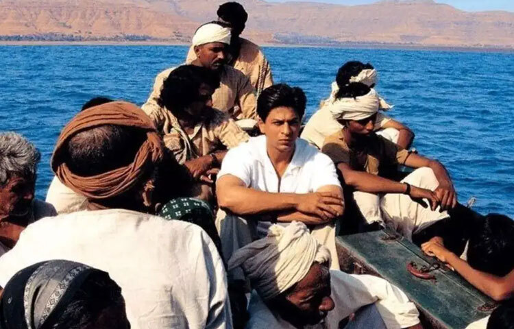 স্বদেশ (২০০৪): নিজ মাটি, নিজের মানুষ-এই সিনেমায় শাহরুখের চরিত্র যেন এক নীরব বিপ্লব। বিজ্ঞানীর ভূমিকায় তিনি শেখান, দেশপ্রেম মানে শুধুই স্লোগান নয়, কাজ।