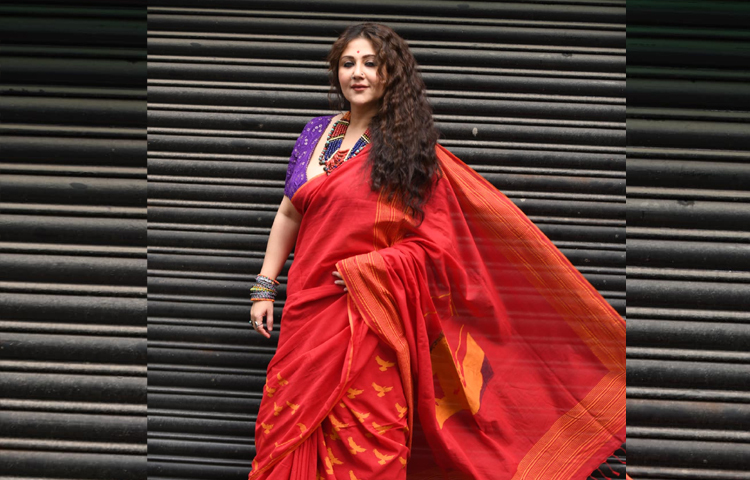 বেগুনি রঙের ব্লাউজ, লাল শাড়ি, কপালে টিপ আর হালকা সাজে দারুণ লাগছে অভিনেত্রীকে। ছবি: ফেসবুক