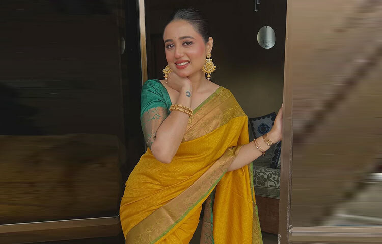 হলুদ বেনারসি আর সবুজ ব্লাউজে স্বস্তিকা রাঙিয়ে তুললেন উৎসবের সকাল। সোনার গয়নার আভায় তাঁর সাজে ধরা দিল পূজার প্রথম আলোকছটা।