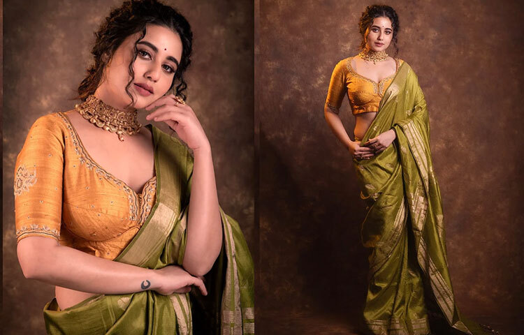 প্রথম লুকে দেখা গেল স্বস্তিকাকে পুরোপুরি দেশি সাজে। সর্ষেরঙা ডিপনেক ব্লাউজের সঙ্গে জলপাই কাতান শাড়ি যেন এক অপূর্ব কম্বিনেশন তৈরি করেছে।