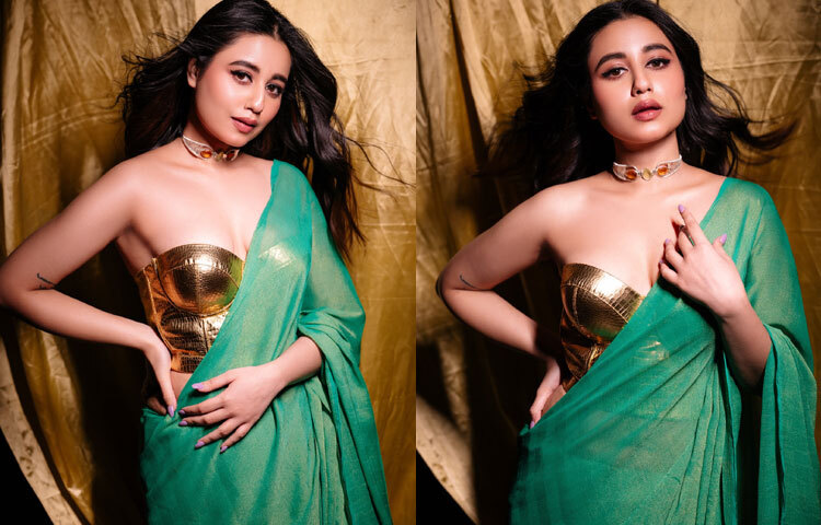 দ্বিতীয় লুকে তিনি ঝলমলে সোনালি করসেটে যেন আলোকবর্তিকা হয়ে উঠেছেন। উজ্জ্বল মিন্টরঙা শিমার জর্জেট শাড়ি সঙ্গে মানিয়ে গেছে পুরো সাজে।