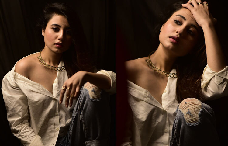 তৃতীয় লুকটি অনেক বেশি সহজ ও স্বাভাবিক। সাদামাটা সাদা শার্টের এক কাঁধ এলোমেলোভাবে খোলা, সঙ্গে ডিস্ট্রেসড জিন্স। খোলা চুল এবং গলার স্টেটমেন্ট পিস লুকটিকে করেছে আরও আকর্ষণীয়।