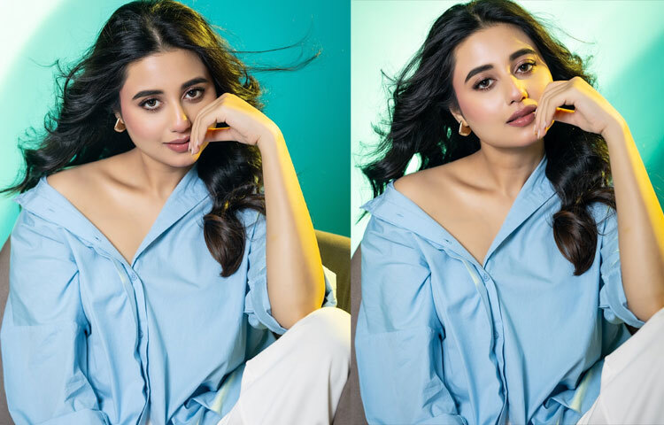 চতুর্থ লুকে স্কাই ব্লু শার্টে দেখা গেছে স্বস্তিকাকে, ওয়ান-শোল্ডার স্টাইলে বোতাম কিছুটা খোলা। সাদা প্যান্টের সঙ্গে ছোট স্টাড কানের দুল এবং হালকা মেকআপ-লুকটি একেবারে কমপ্লিট।