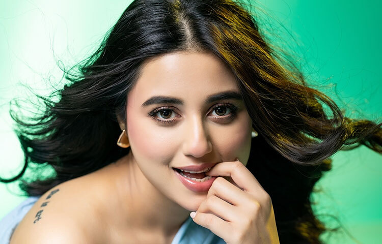 স্বস্তিকার জন্য উত্তাপ ছড়ানো মানে অতিরিক্ত কিছু করার প্রয়োজন নেই, এক সাদা শার্টও তাকে করে তুলতে পারে নজরকাড়া।