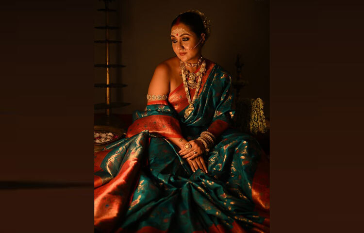 শেয়ার করা ছবির ক্যাপশনে অভিনেত্রী লিখেছেন, বেনারস বলতে যা মনে পড়ে মহাদেব, হারিয়ে যাওয়া ওলি গলি, মা গঙ্গা, লাল সিঁড়ির ঘাট, বেনারসি শাড়ি, আতর আর ঠুমরি।