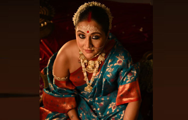 সাবেকি সাজের পরিপূর্ণতায় তিনি বেছে নিয়েছেন মুক্তার লহরের সীতাহার, নেকপিস, চোকার, টানা নথ, আর্মলেট, আংটি, বালা আর চুড়ি।