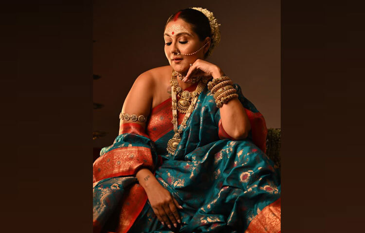 চোখে মোটা করে দেওয়া কাজল, কপালে লাল টিপ, সিঁদুরের রেখা আর ঠোঁটে হালকা লালের ছোঁয়া-সব মিলিয়ে অনন্য মোহনীয়তায় ভেসে উঠেছে তার রূপ।