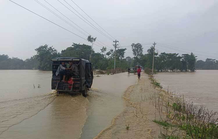 সিলেটে বৃষ্টিপাত কমে যাওয়ায় নদনদীর পানি কিছুটা কমেছে। তবে প্রধান দুই নদী সুরমা ও কুশিয়ারার পানি এখনো বিপৎসীমার ওপর দিয়ে প্রবাহিত হচ্ছে। ছবি: আহমেদ জামিল