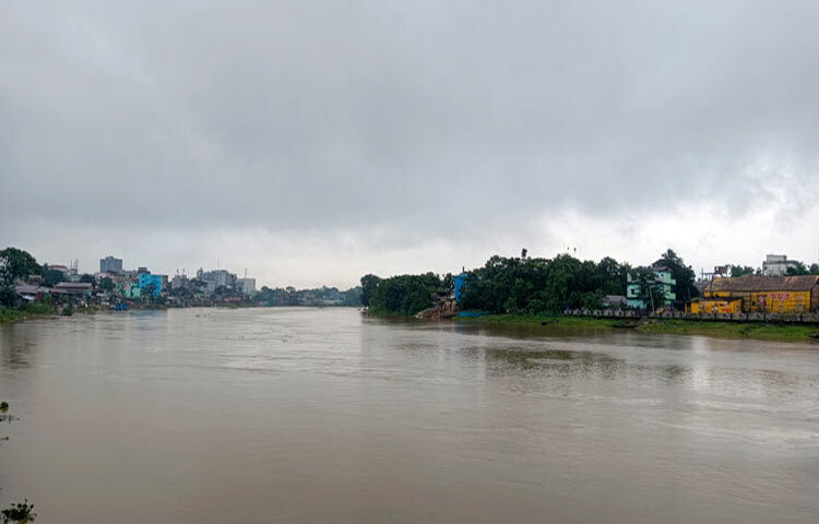 সিলেটে টানা বৃষ্টিপাত ও উজানের ঢলে বিপৎসীমা ছাড়িয়ে গেছে সুরমা ও কুশিয়ারা নদীর পানি। ছবি: আহমেদ জামিল