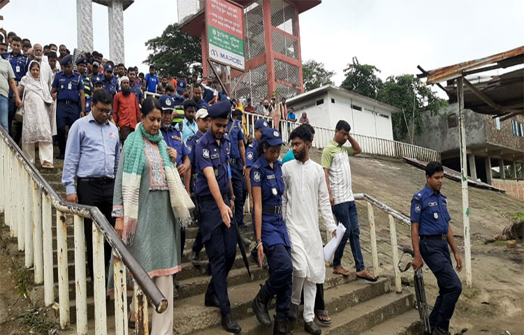 সিলেটে দুই উপদেষ্টার গাড়ি আটকে বিক্ষোভ করছেন পাথর শ্রমিকরা। ছবি: আহমেদ জামিল