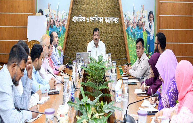 ঢাকায় মন্ত্রণালয়ের সভাকক্ষে মন্ত্রণালয়ের দ্বিতীয় ও তৃতীয় শ্রেণির কর্মকর্তা ও কর্মচারীদের বিভিন্ন প্রশিক্ষণ কোর্সের উদ্বোধন করেন প্রাথমিক ও গণশিক্ষা মন্ত্রণালয়ের সচিব আবু তাহের মো. মাসুদ রানা। ছবি: পিআইডি