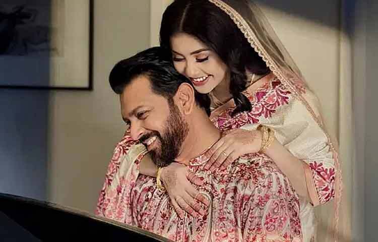 তাহসান খান: ২০২৫ এর ৪ জানুয়ারি ঘরোয়া আয়োজনে মেকআপ আর্টিস্ট রোজা আহমেদকে বিয়ে করেন জনপ্রিয় সংগীতশিল্পী ও অভিনেতা তাহসান খান। দুই পরিবারের সদস্য ও ঘনিষ্ঠজনদের উপস্থিতিতে সম্পন্ন হয় এই বিয়ে।