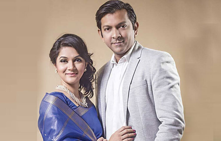 সুখের ছাড়পত্র: এই নাটকে মূল কাহিনী আবর্তিত হয়েছে এক দম্পতির টানাপোড়েনকে ঘিরে। সম্পর্কের ভেতরে থাকা ভুল বোঝাবুঝি, অভিমান আর না-বলা কথাগুলো ধীরে ধীরে দূরত্ব তৈরি করে। ভালোবাসা থাকা সত্ত্বেও দাম্পত্য জীবনে কীভাবে ছোটখাটো বিষয় বড় হয়ে ওঠে-নাটকটিতে সেটাই উঠে এসেছে।