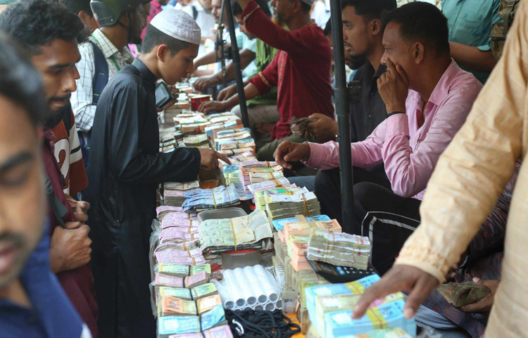 দাম শুনে অনেকেই চলে যাচ্ছে।