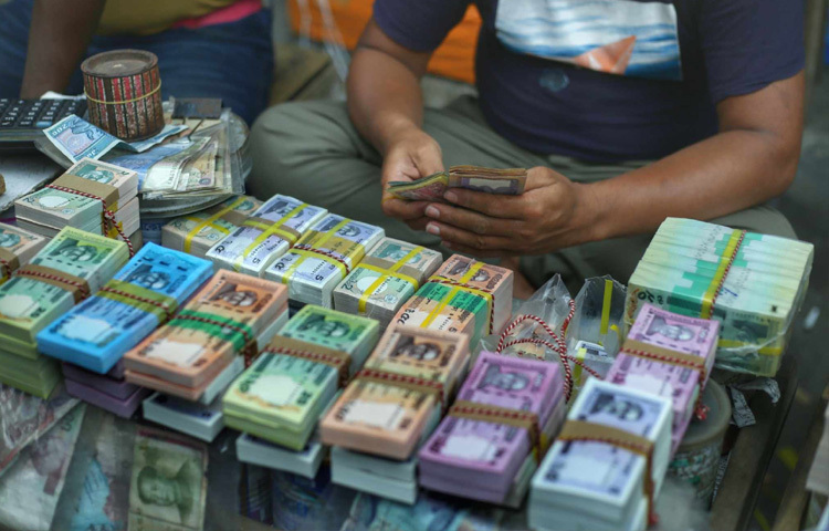 ১০ টাকার ১ হাজার টাকার ব্যান্ডেলের জন্য গুনতে হচ্ছে বাড়তি ৬০০ টাকা।