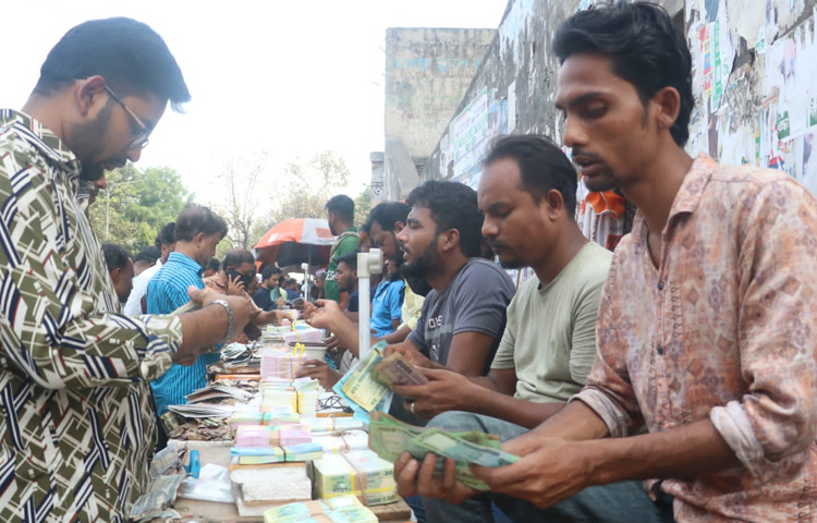 ঈদ সালামি দেওয়া ছাড়াও নতুন নোটের মাধ্যমে জাকাত এবং ফিতরাও বিতরণ করেন অনেকে। ফলে চাহিদা বাড়ায় রাজধানীর গুলিস্তানে বিভিন্ন স্থানে গড়ে উঠেছে নতুন নোট বেচাকেনার অস্থায়ী দোকান। ছবি: মাহবুব আলম