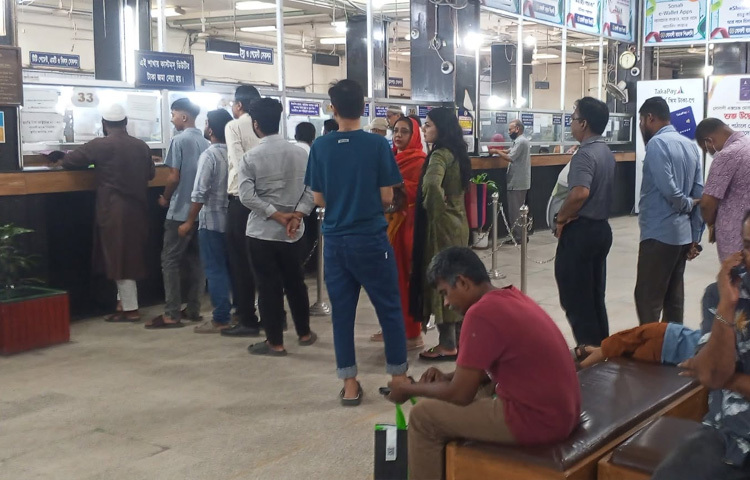 পবিত্র ঈদুল আজহা আগামী ৭ জুন। এই ঈদের প্রধান কাজ কোরবানি বা পশু জবাই করা। একদিকে পশুর হাটগুলোতো আসতে শুরু করেছে গরু, মহিষ, খাশি ইত্যাদি। অন্যদিকে, স্বাভাবিক লেনদেনের শেষ দিন আজ। সেকারণে ব্যাংক-বুথে টাকা তোলার জন্য গ্রাহকদের ভিড় বেড়েছে। ছবি: ইয়াসির আরাফাত